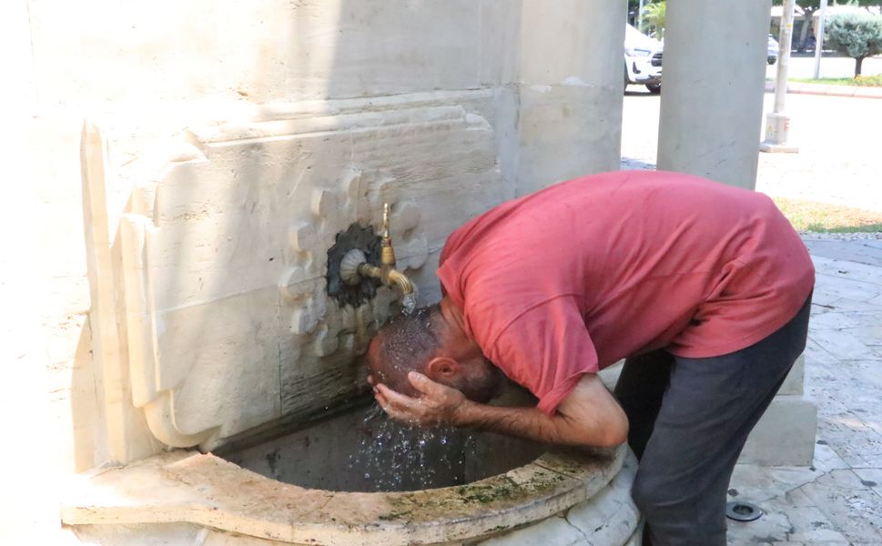 Adana Kavruluyor! 38 Dereceyi Gören Kentte Serinleme Mücadelesi