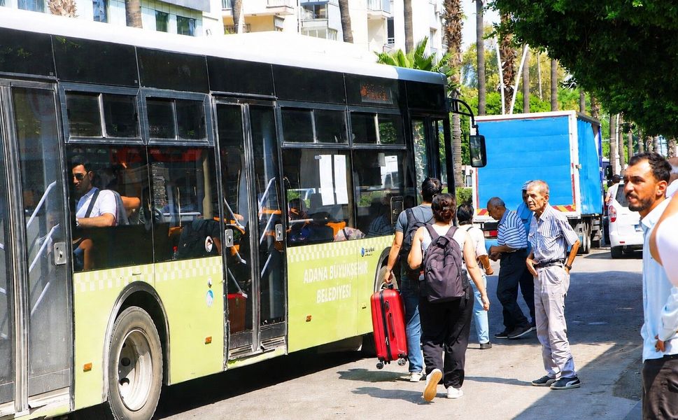 Adana’da Toplu Taşımada Klima Tepkisi: Sıcakta Yolculuk Çileye Dönüyor