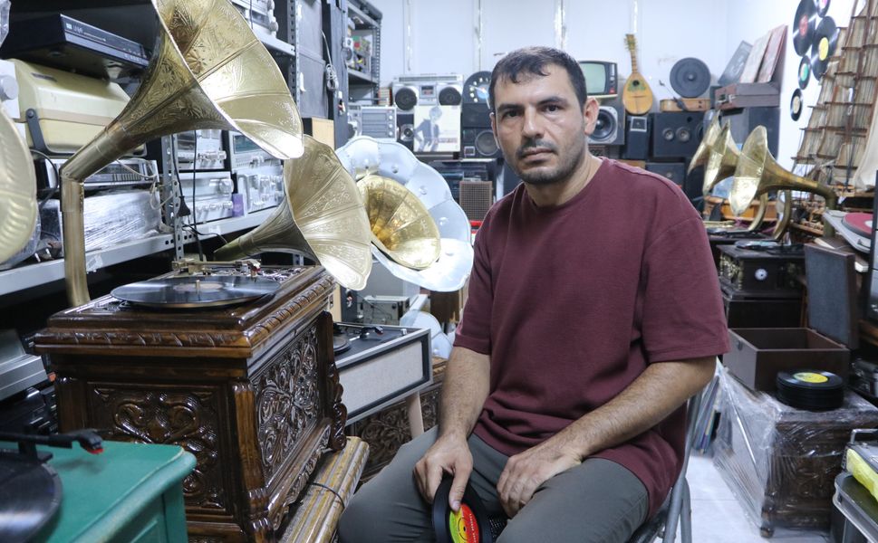 Adana’da “Tarihin Sesini” Yaşatıyor! Asırlık Gramofonları Tek Tek Hayata Döndürüyor