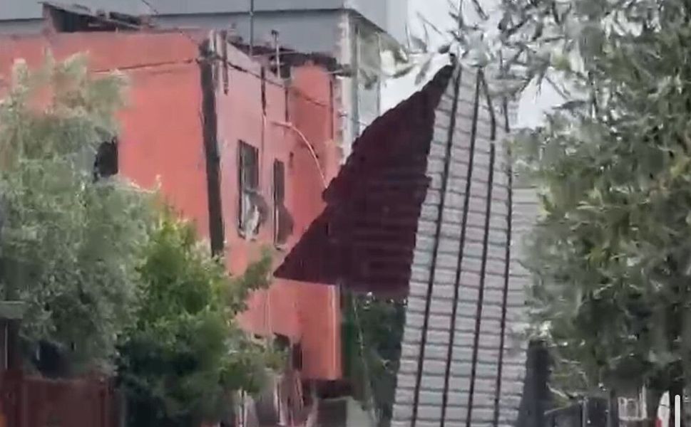 Çatılar Uçtu, Su Birikintileri Oluştu: Adana'da Ani Sağanak ve Fırtına Hayatı Felç Etti
