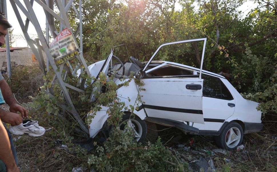 Kozan’da korkutan kaza! Elektrik direği devrildi, sürücü ağır yaralandı