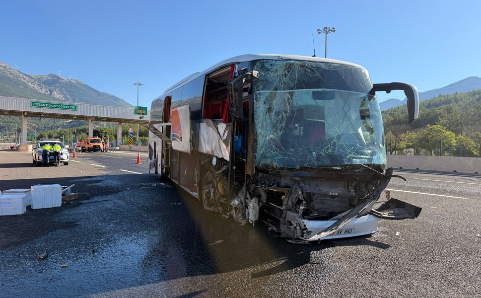 Pozantı’da Korkutan Kaza! Yolcu Otobüsü Bariyere Çarptı: 5 Yaralı