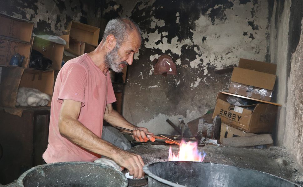 "Bu Ocağı Söndürmeyeceğim" Demişti! Adana'da 4 Kuşaktır Kalaycılık Yapıyor