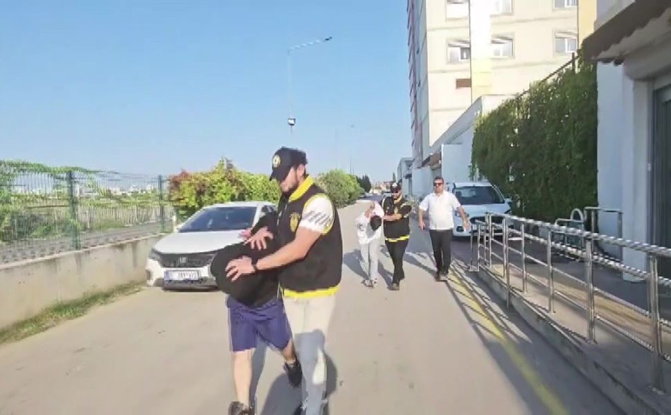 Adana’da Kan Donduran Olay! Ev Arkadaşlarını Bıçaklayıp Bir Süre Evde Kaldılar