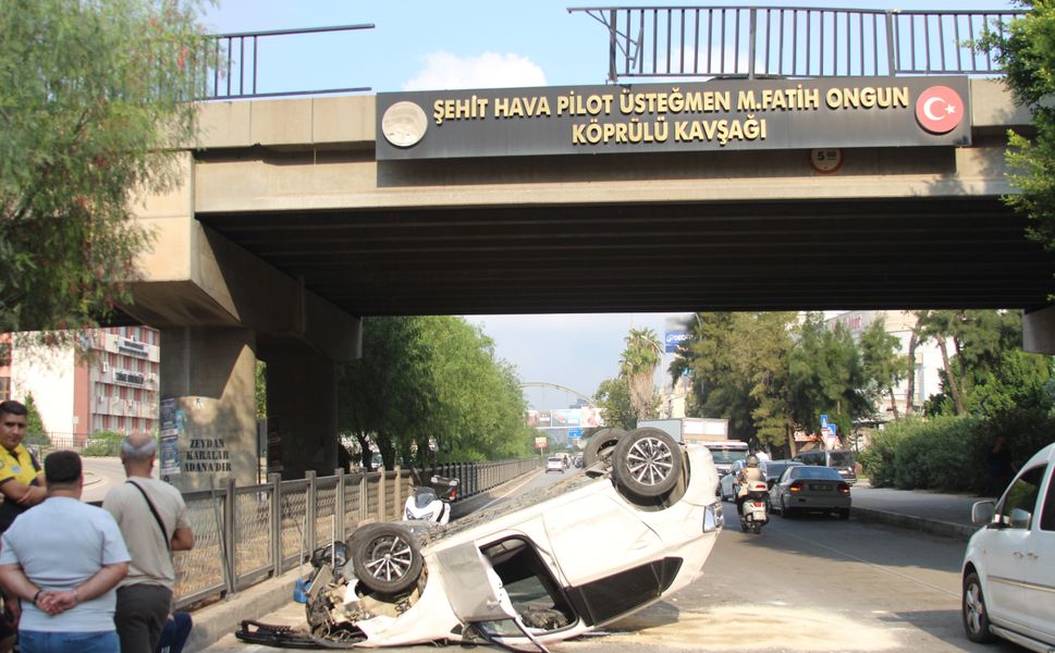 Adana’da Korkutan Kaza! Otomobil Köprüden Karayoluna Düştü