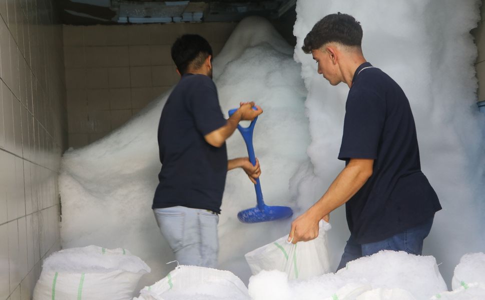 Adana Kavruluyor, Onlar Üşüyor! Dışarısı 40 Derece, İçerisi Buz Gibi