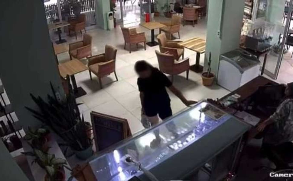 Adana’da Kitap Hırsızlığı Kamerada! Kütüphane Sahibi Tepki Gösterdi