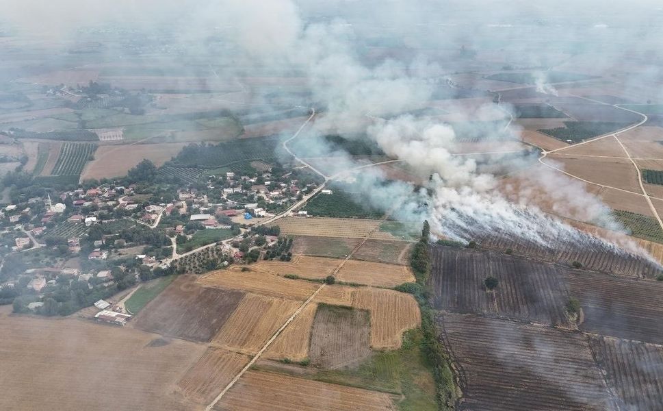 Adana’da Anız Yangınları Mahalleleri Duman Altında Bıraktı