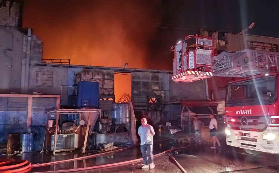 Adana’da Korku Dolu Gece! Ayakkabı Tabanı Fabrikasında Yangın Çıktı