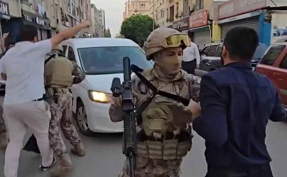 Kuytul Çiftinin Gözaltısında Gerilim! Polis Aracının Önünü Kestiler