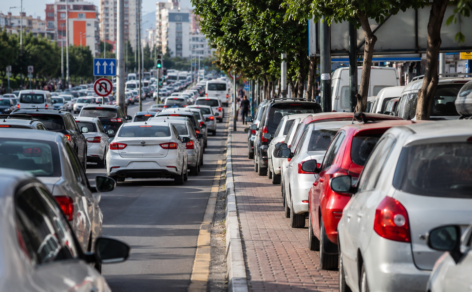 Adana’da Otopark Sorunu Trafiği de Kilitliyor: Sürücülerin Çilesi Büyüyor