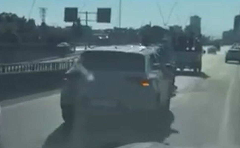 Adana Girne Bulvarı'nda Konvoy Dehşeti: Zikzak Çizerek Trafiği Birbirine Kattı