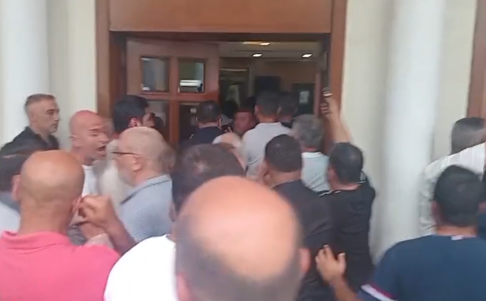 Servisçilerin Belediye Önündeki Eyleminde Kavga Çıktı