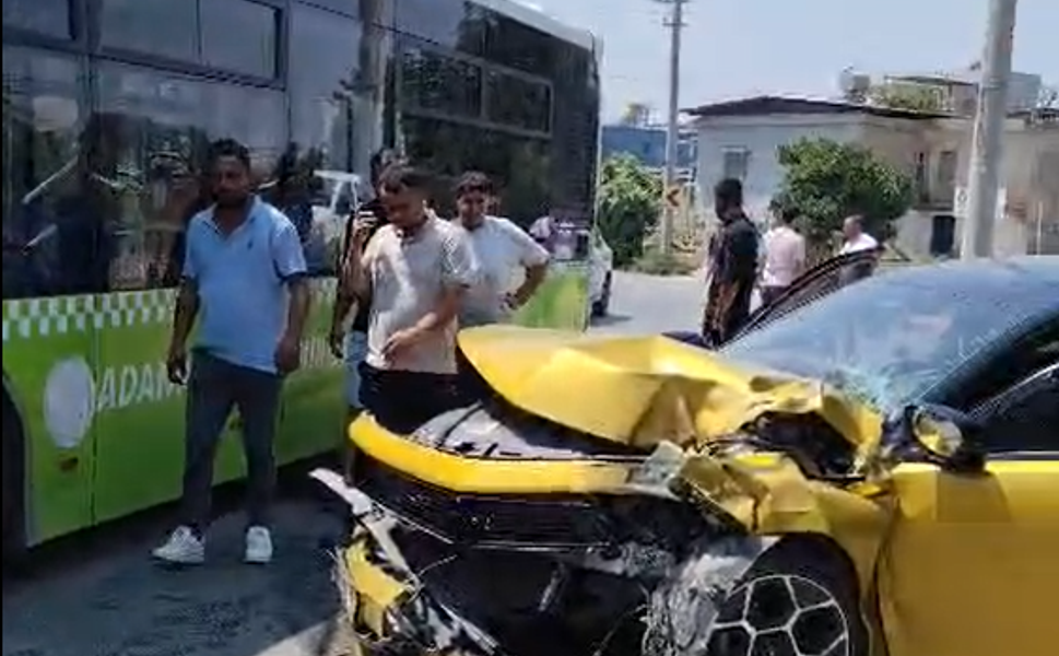 Belediye Otobüsü Taksiyle Çarpıştı: Yaralılar Hastaneye Kaldırıldı