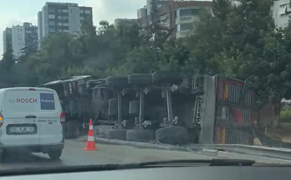 Otobanda Kazanın İzi Hâlâ Yolda! Dün Devrilen Tırın Hâlâ Kaldırılmaması Dikkat Çekti