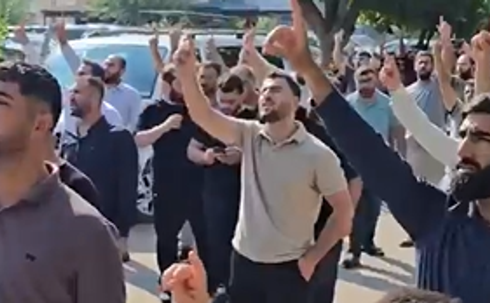 Alparslan Kuytul Sevenleri Emniyet Önünde Toplandı