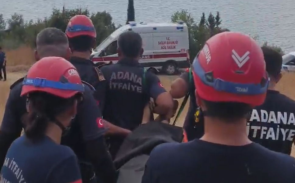 Sarıçam’da Araç Kayalık Alana Devrildi!