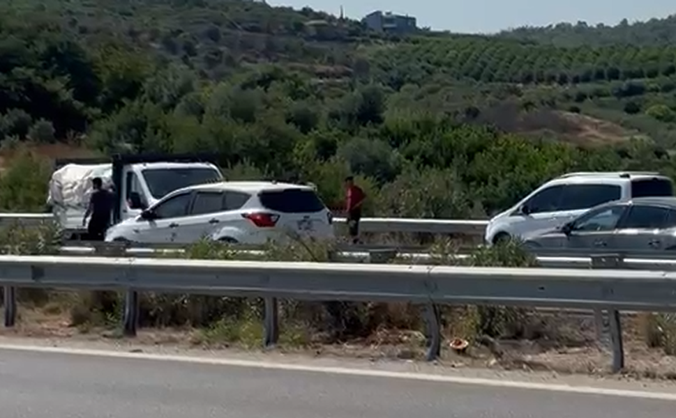 Mersin-Adana Otoyolunda Faciadan Dönüldü: Meyve Yüklü Araç Ters Döndü
