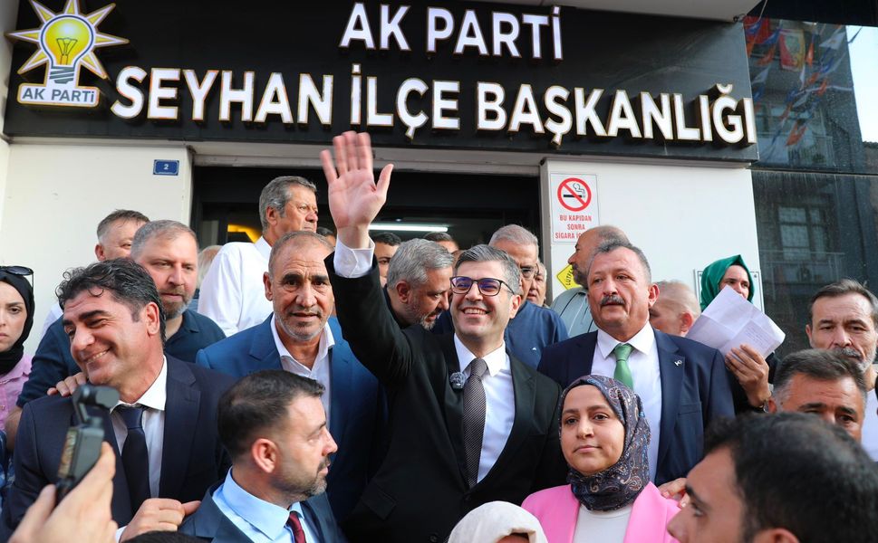 AK Parti Seyhan İlçe Başkanlığı'nda Bayrak Değişimi