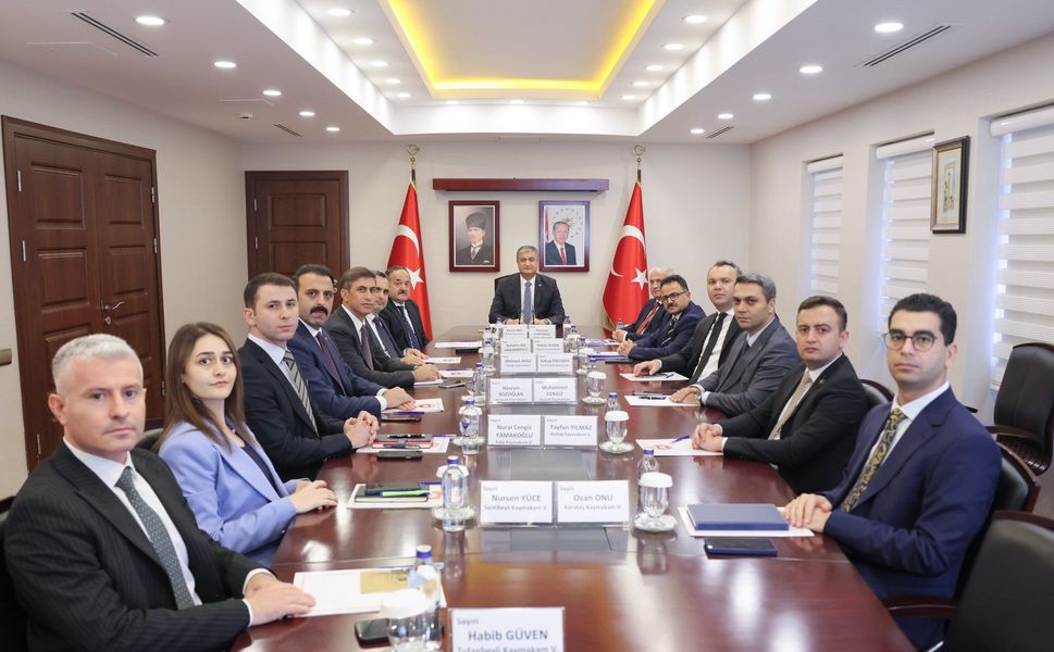 Vali Yavuz, Kaymakamlarla Bir Araya Geldi: Adana’nın İlçeleri Masaya Yatırıldı