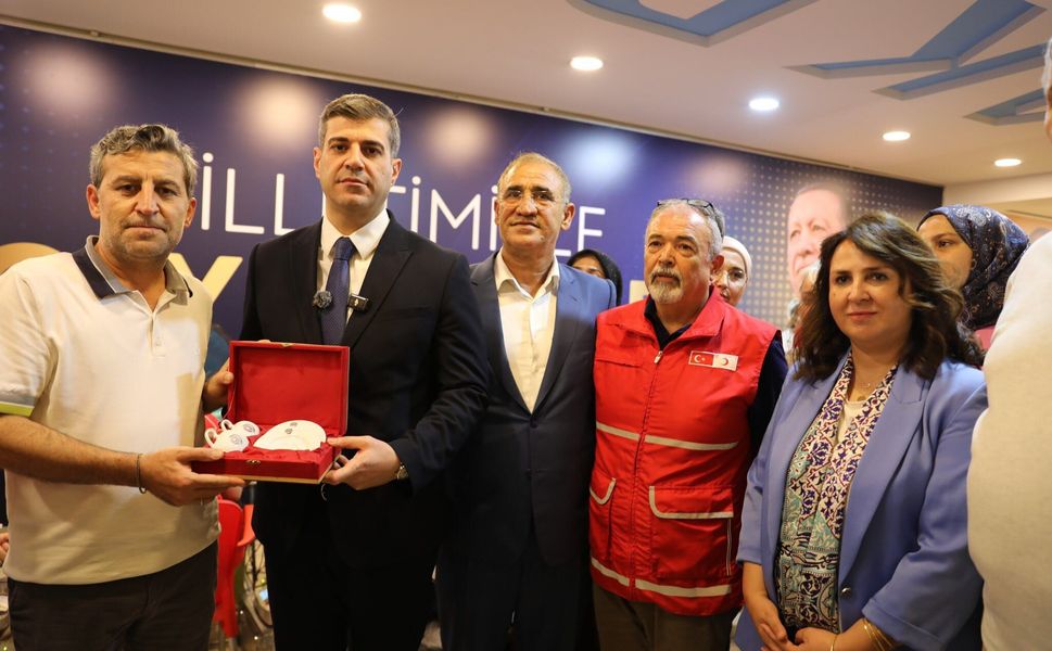 AK Parti Adana Teşkilatından Kızılay'a Hayat Veren Destek "Birbirimize Candan Bağlıyız"