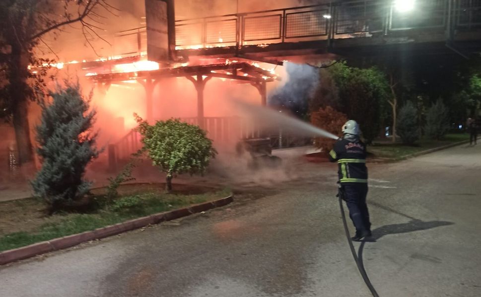 Merkez Park’ta Yangın Paniği: Alevler Asma Köprüye Sıçradı