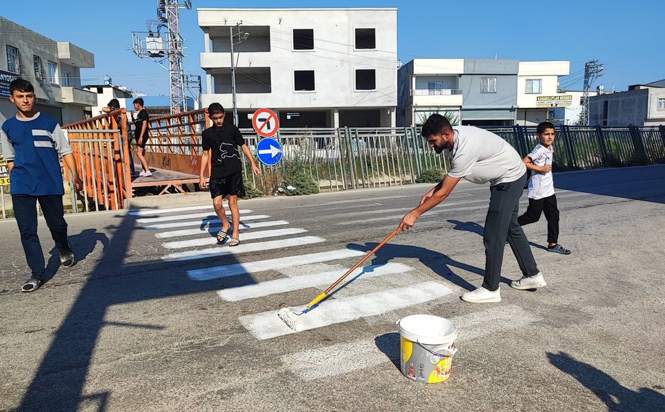Yaya geçidi işaretini vatandaş yola kendi çizdi