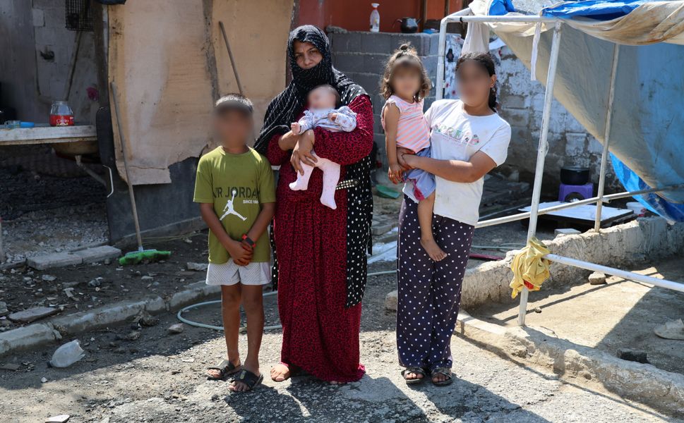 Ev Hayali Kabusa Döndü! 5 Çocuk Annesi 1,2 Milyon TL Borçla Ahırda Yaşıyor