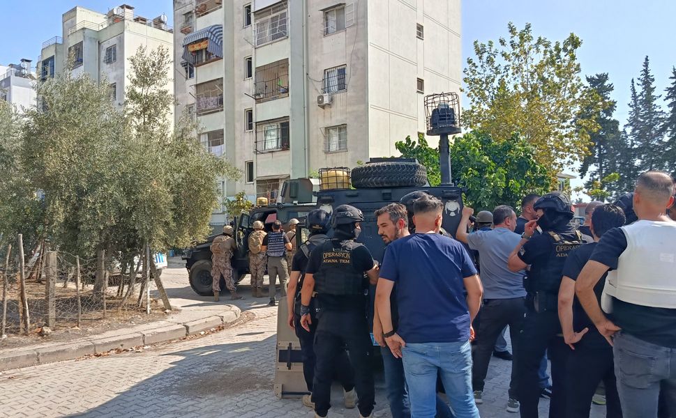 Adana’da Polis Ekiplerini Görünce El Bombası Göstererek Direndi