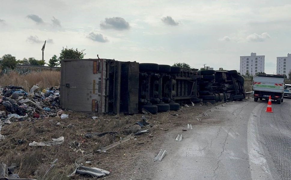 Adana’da Atık Yüklü Tır Devrildi: Sürücü Yaralandı