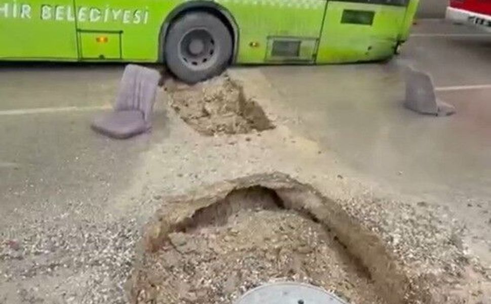 Adana’da Yağış Sonrası Oluşan Çukura Belediye Otobüsü Düştü