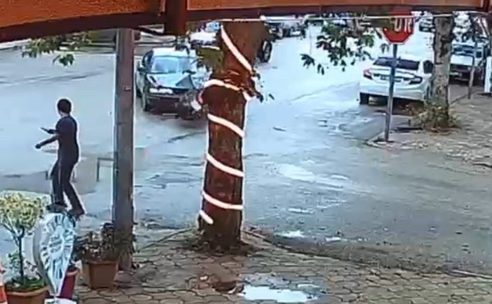Otomobil İle Motosiklet Çarpıştı: 17 Yaşındaki Sürücü Ağır Yaralandı