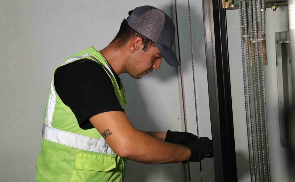 Adana’da Asansör Alarmı! Binlerce Asansör Denetlendi Korkutan Tablo Ortaya Çıktı