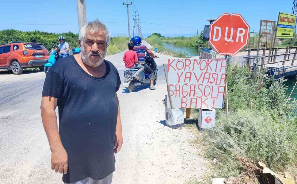 Adana’da Kazaların Eksik Olmadığı Yol! Vatandaş Kendi Tabelasını Yaptı