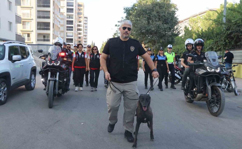 Adana’da okul çevrelerinde ilk gün alarmı! Polis ekipleri sahaya indi