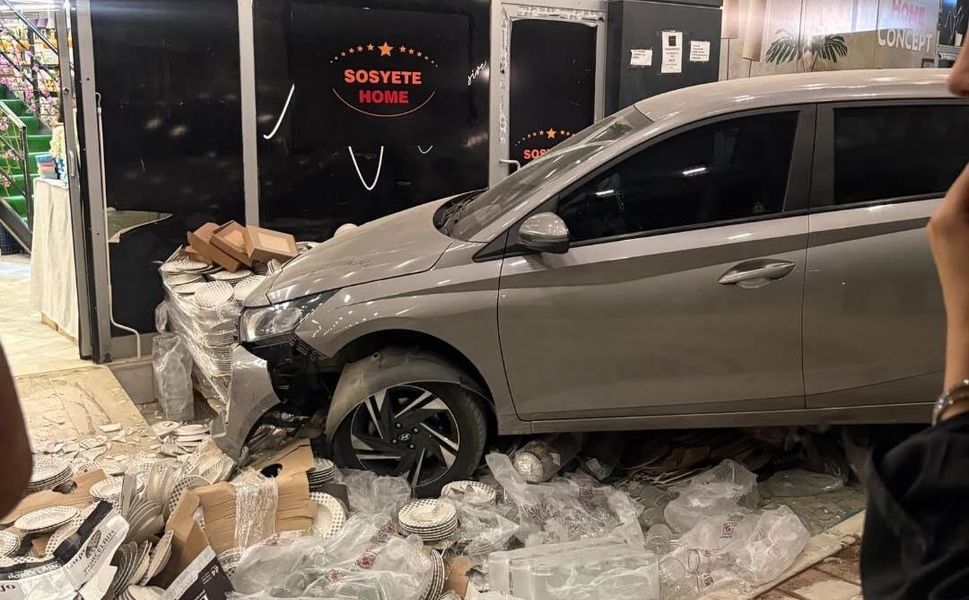 Adana’da Peş Peşe Kaza: İki Otomobil Aynı Mağazaya Girdi