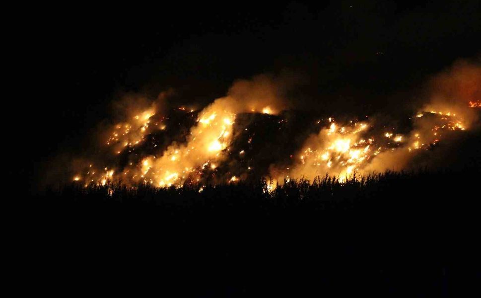 Adana’da Rüzgarlı Tepe’de Korkutan Yangın: Molozlar Alevlere Teslim Oldu