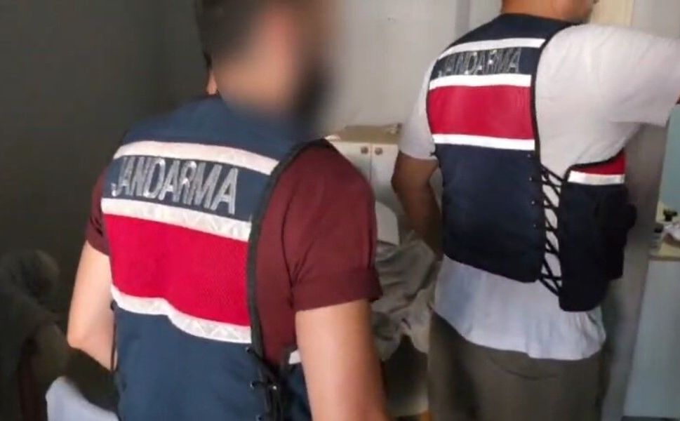 Adana’da Uyuşturucu Operasyonu! 3 Bin 735 Hap ve Kalaşnikof Ele Geçirildi