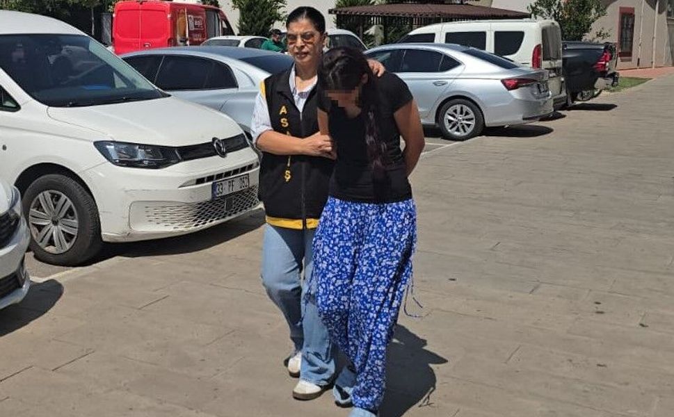 Camiye namaz kılmaya gitti, yankesicilerin hedefi oldu: Cüzdanı ve altını çalındı