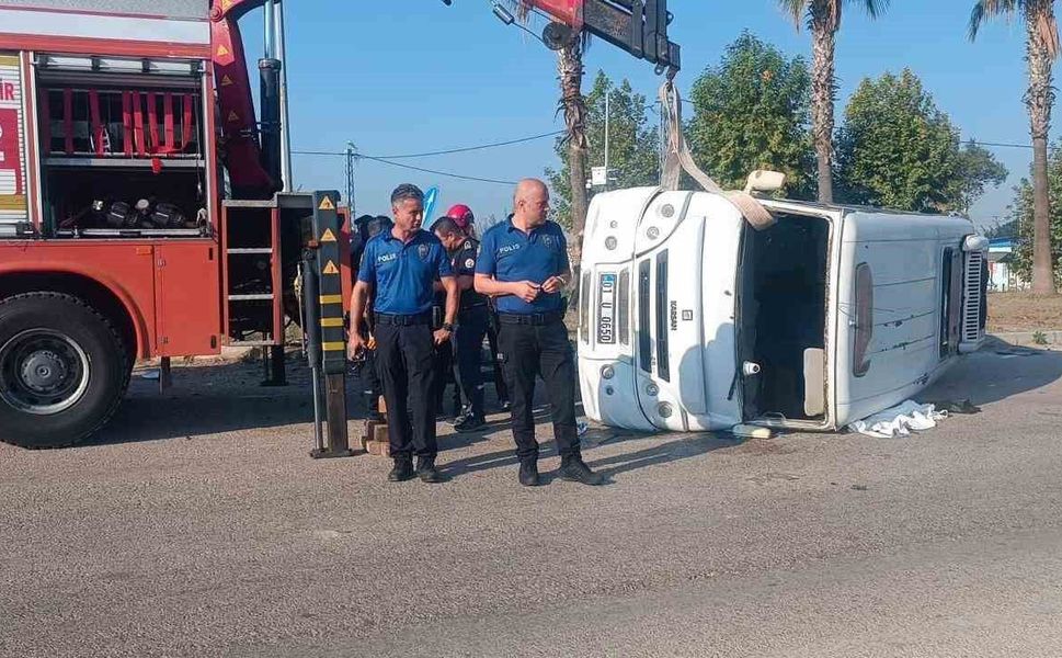 Ceyhan'da Minibüs İle Otomobil Çarpıştı: 1 Ölü, 3 Yaralı