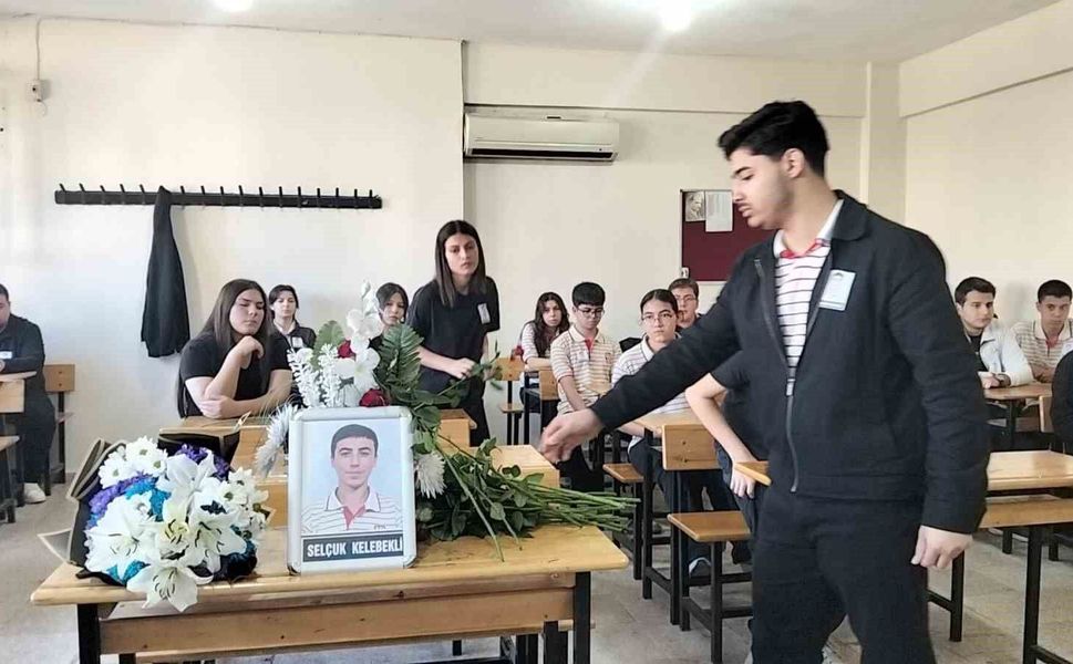 Kazada Hayatını Kaybeden Selçuk'un Sırasına Arkadaşları Çiçek Bıraktı