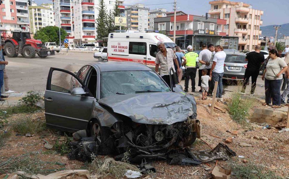 Kozan’da Kavşakta İki Otomobil Çarpıştı: 4 Yaralı