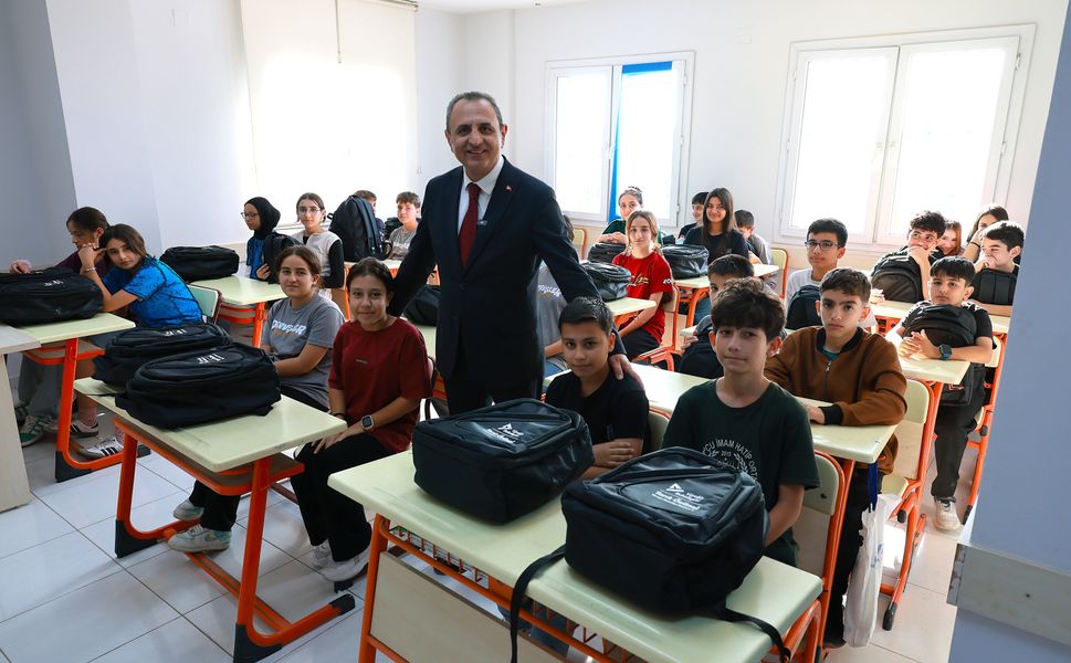 Başkan Vekili Tarık Özünal’dan LGS Öğrencilerine Hazırlık Seti Hediyesi