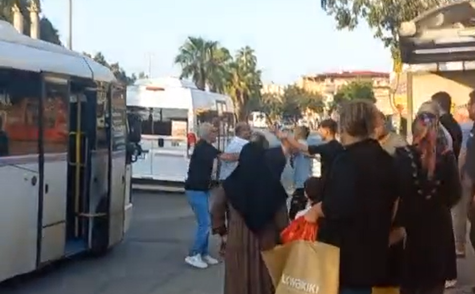 Kozan Yolu’nda Dolmuş Bir Anda Durdu, Ortalık Karıştı! Yumruklu, Sopalı Kavga