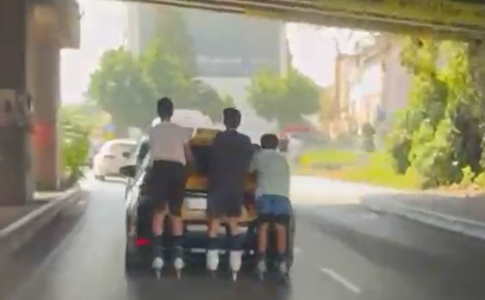 Seyhan'da Patenli Çocukların Tehlikeli Yolculuğu: Taksiye Tutunarak İlerlediler