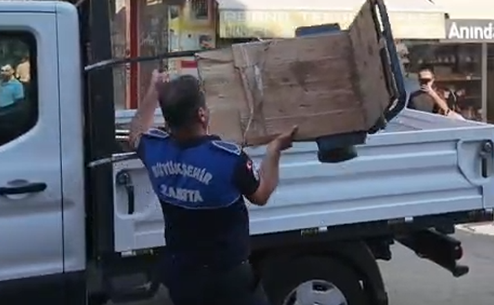 Adana'da Zabıta Ekipleri Kaldırım İşgaline Uymayanların Malzemelerine El Koydu