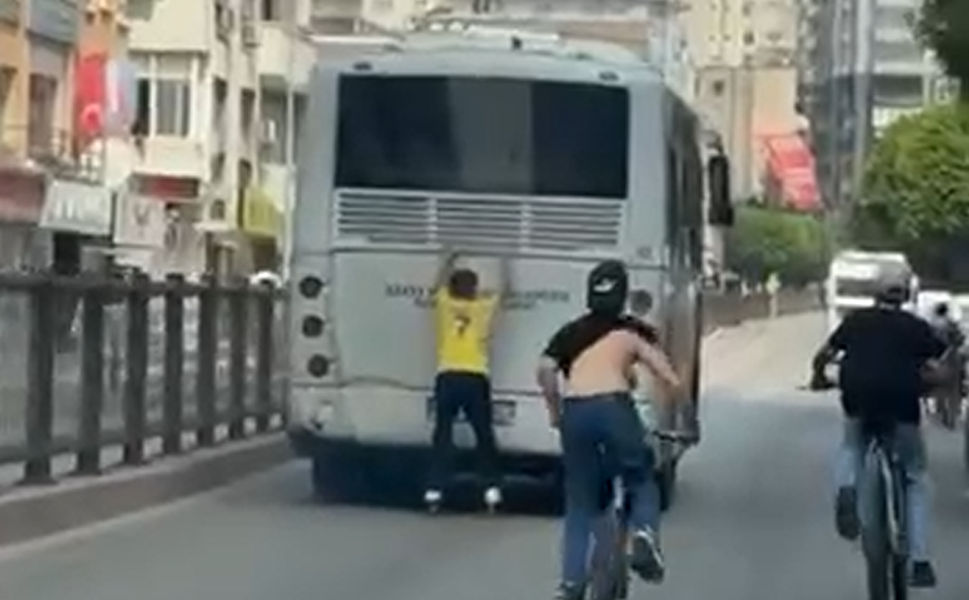 Adana'da Yürekleri Ağza Getiren Yolculuk: Patenli Genç Otobüsün Arkasına Tutundu