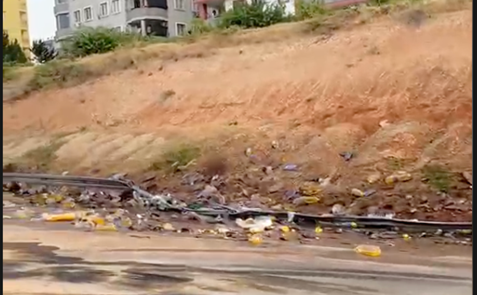 Adana Otoyolunda Tır Devrildi: Yağ Bidonları Yola Savruldu