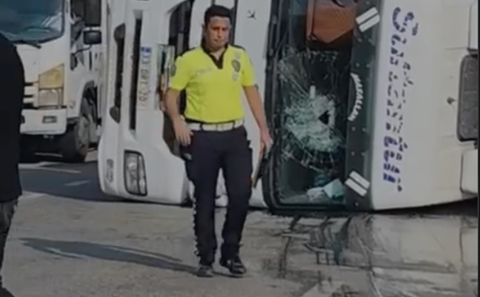 Adana-Ceyhan D-400’de Tır Devrildi: Sürücü Hafif Yaralandı