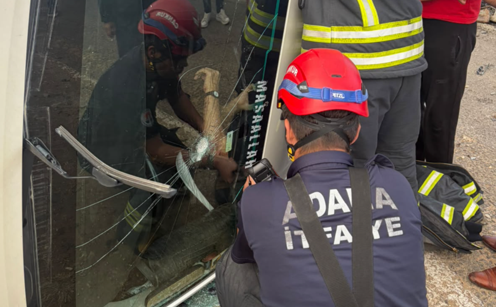 Pozantı’da Feci Kaza! Araçta Sıkışan 3 Kişiyi İtfaiye Kurtardı